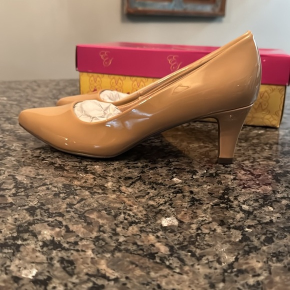 Easy street pointe nude patent leather pump 2.5 inch heel NIB 9.5 - Picture 6 of 10